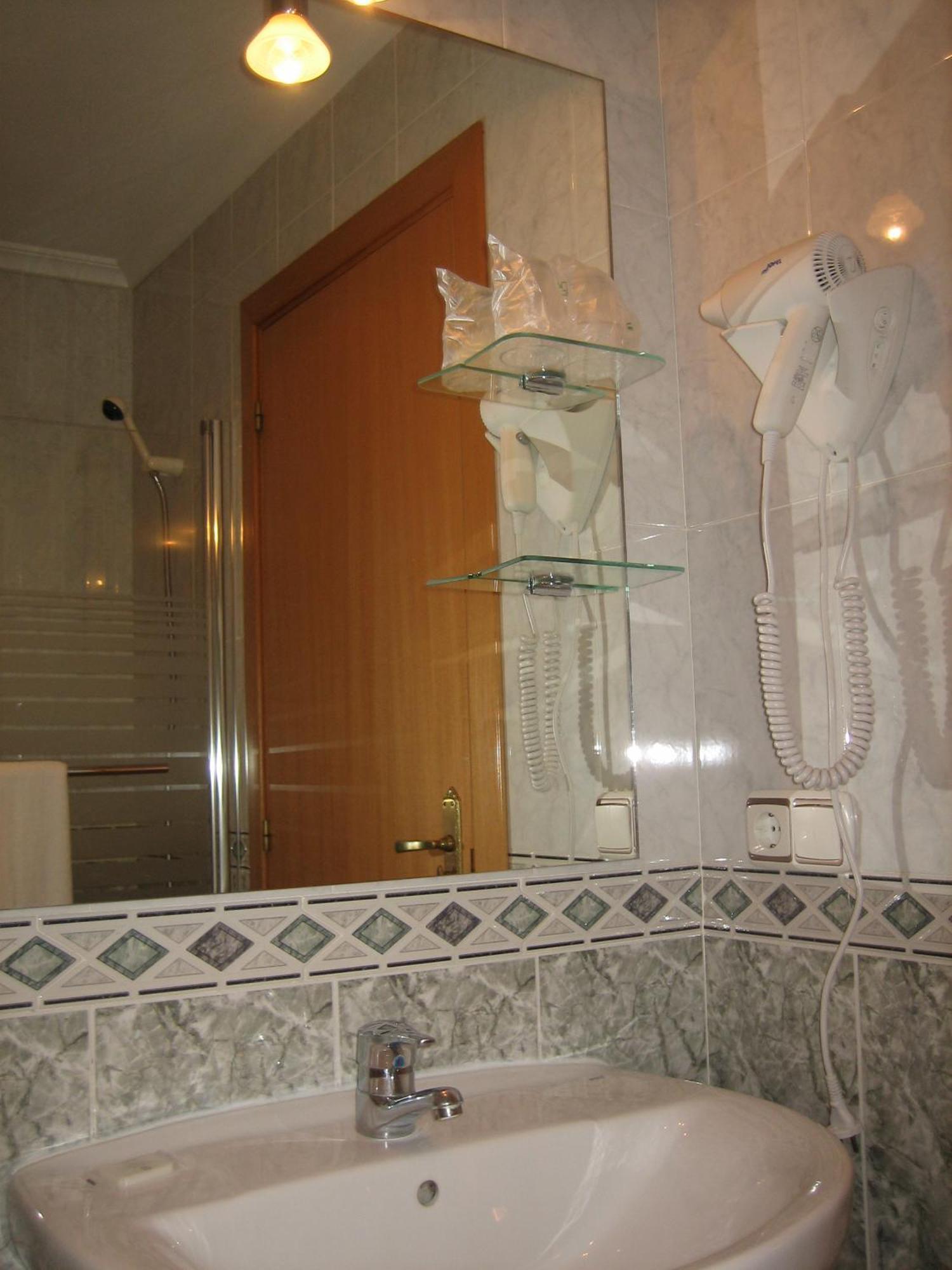 Hostal Madruga Elche Bagian luar foto