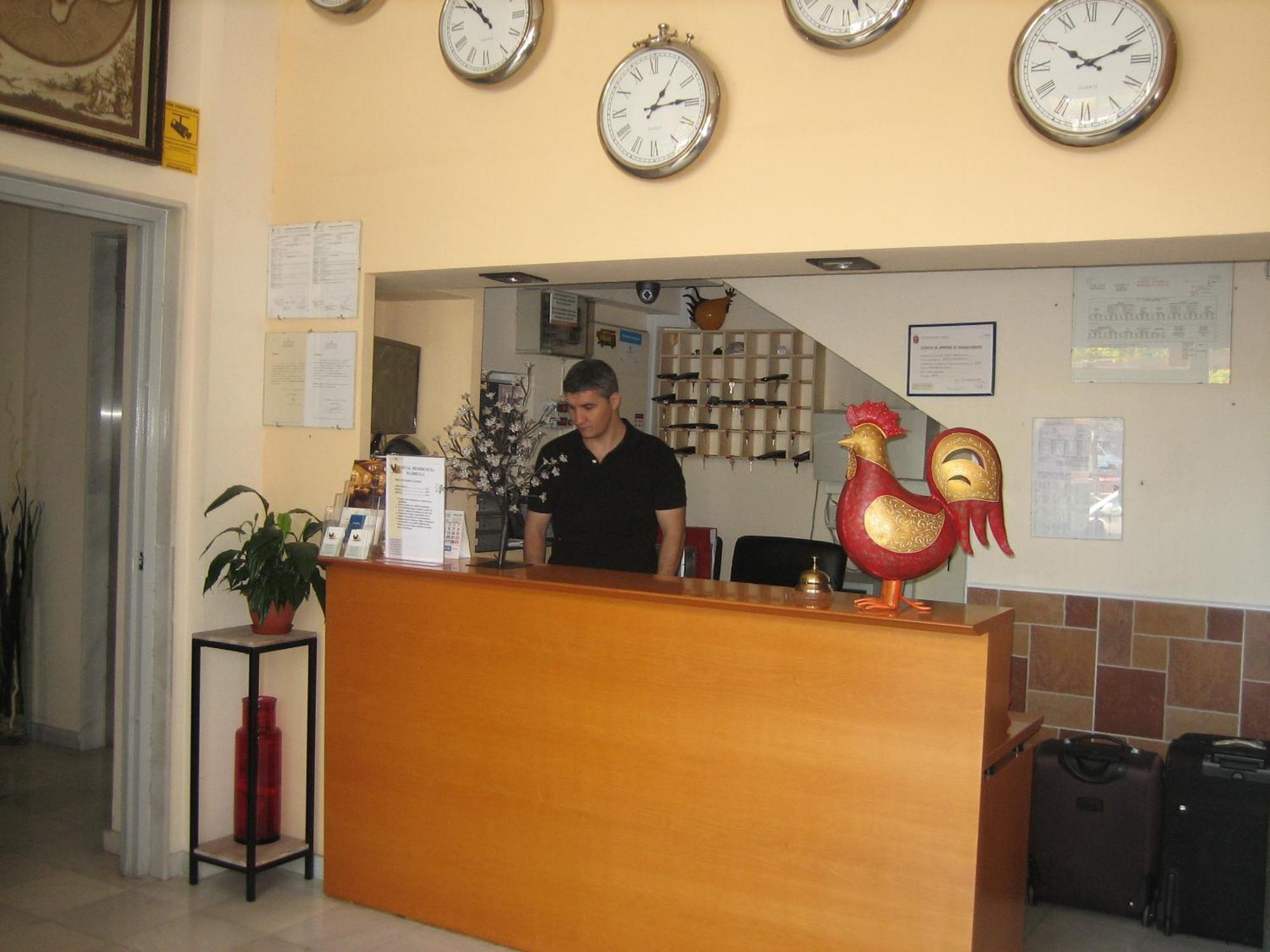 Hostal Madruga Elche Bagian luar foto